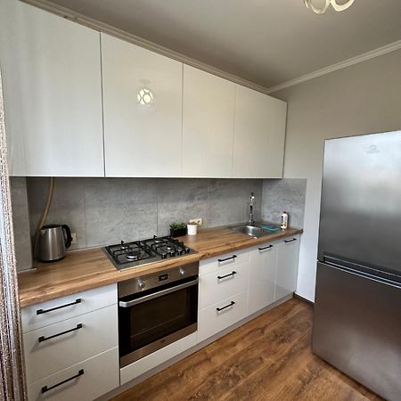 1Кім В Центрі,Вул.Набережна Riwne Exterior foto